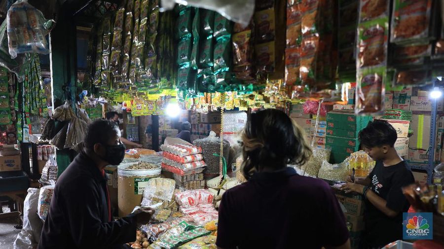 Suasana pedagang di Pasar Induk, Kramat jati, Jakarta Timur, Rabu, (1/12/2021). (CNBC Indonesia/Muhammad Sabki)