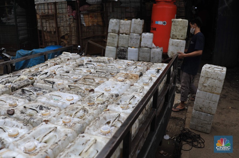 Suasana pedagang di Pasar Induk, Kramat jati, Jakarta Timur, Rabu, (1/12/2021). (CNBC Indonesia/Muhammad Sabki)