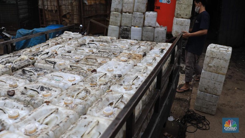 Suasana pedagang di Pasar Induk, Kramat jati, Jakarta Timur, Rabu, (1/12/2021). (CNBC Indonesia/Muhammad Sabki)