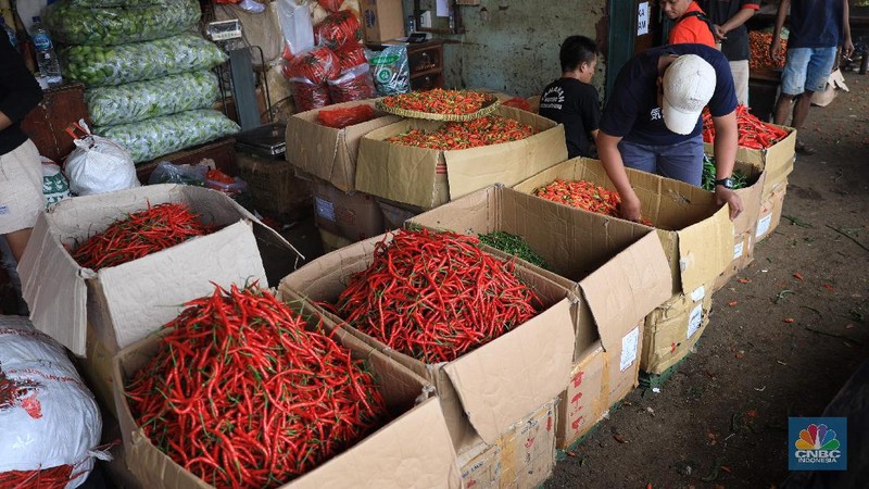Suasana pedagang di Pasar Induk, Kramat jati, Jakarta Timur, Rabu, (1/12/2021). (CNBC Indonesia/Muhammad Sabki)