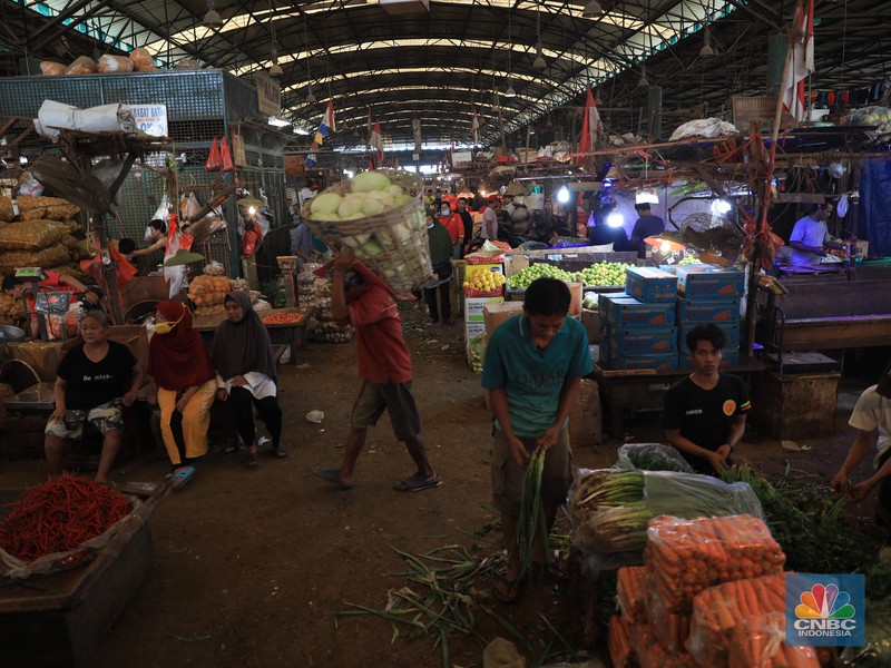 Suasana pedagang di Pasar Induk, Kramat jati, Jakarta Timur, Rabu, (1/12/2021). (CNBC Indonesia/Muhammad Sabki)