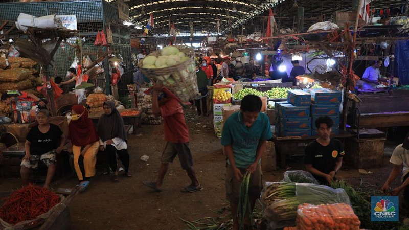Suasana pedagang di Pasar Induk, Kramat jati, Jakarta Timur, Rabu, (1/12/2021). (CNBC Indonesia/Muhammad Sabki)