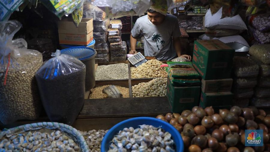 Suasana pedagang di Pasar Induk, Kramat jati, Jakarta Timur, Rabu, (1/12/2021). (CNBC Indonesia/Muhammad Sabki)