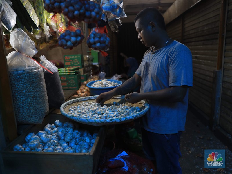 Suasana pedagang di Pasar Induk, Kramat jati, Jakarta Timur, Rabu, (1/12/2021). (CNBC Indonesia/Muhammad Sabki)