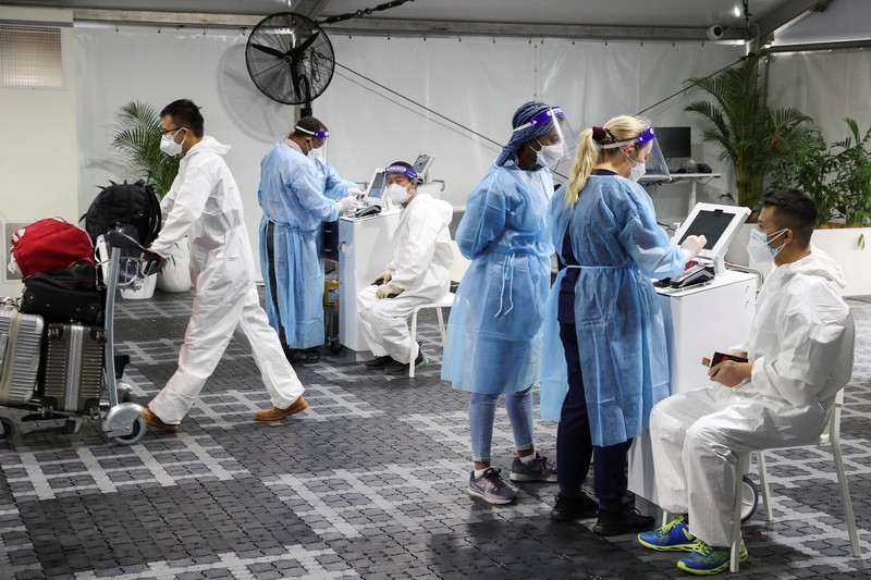 Warga mengunakan baju pelindung diri di bandara Australia. (via REUTERS/STRINGER)