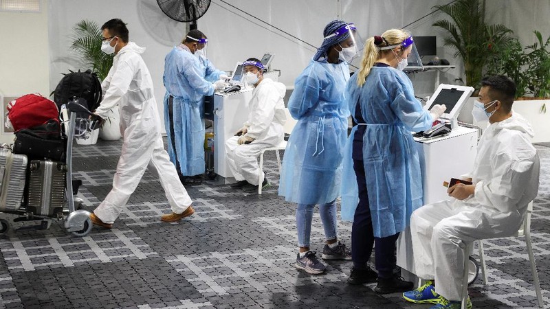 Warga mengunakan baju pelindung diri di bandara Australia. (via REUTERS/STRINGER)