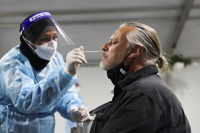 Warga mengunakan baju pelindung diri di bandara Australia. (via REUTERS/STRINGER)