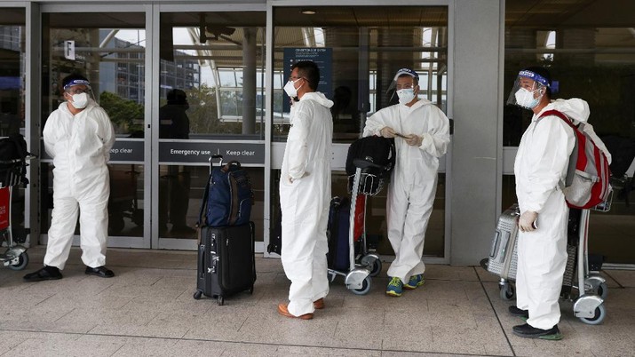 Warga mengunakan baju pelindung diri di bandara Australia. (via REUTERS/STRINGER)