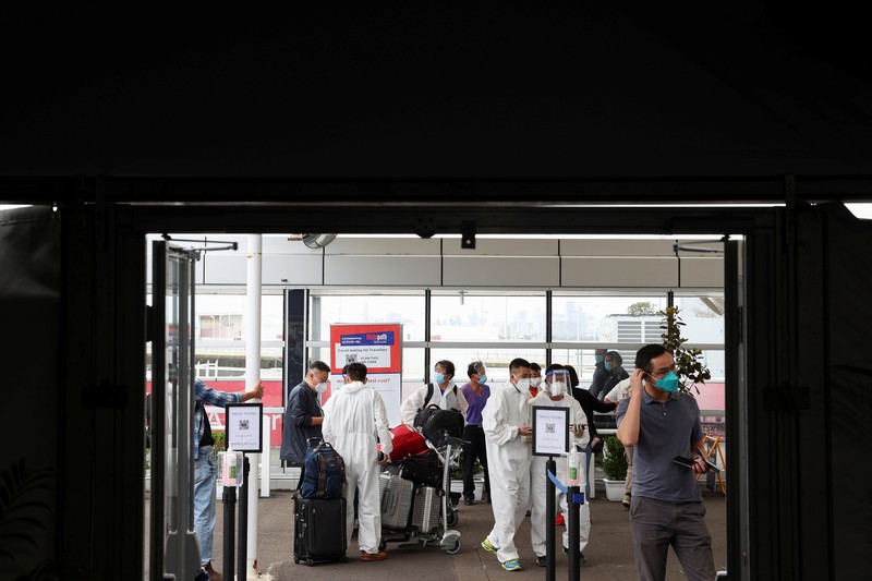 Warga mengunakan baju pelindung diri di bandara Australia. (via REUTERS/STRINGER)