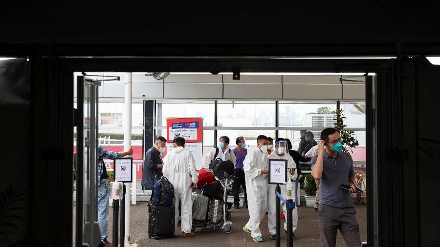Warga mengunakan baju pelindung diri di bandara Australia. (via REUTERS/STRINGER)