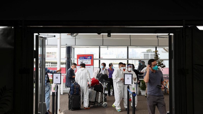Warga mengunakan baju pelindung diri di bandara Australia. (via REUTERS/STRINGER)