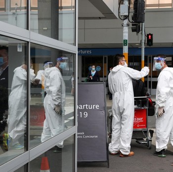 Australia Kecolongan Omicron, Pelancong Pakai APD Lengkap!