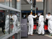 Australia Kecolongan Omicron, Pelancong Pakai APD Lengkap!
