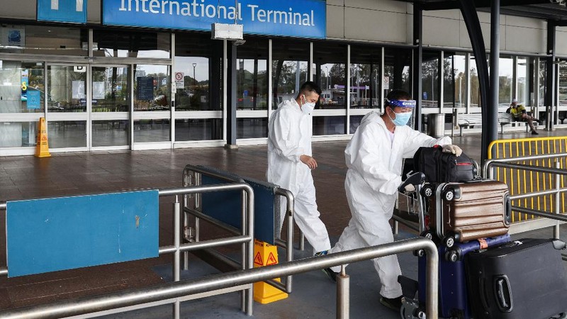 Warga mengunakan baju pelindung diri di bandara Australia. (via REUTERS/STRINGER)