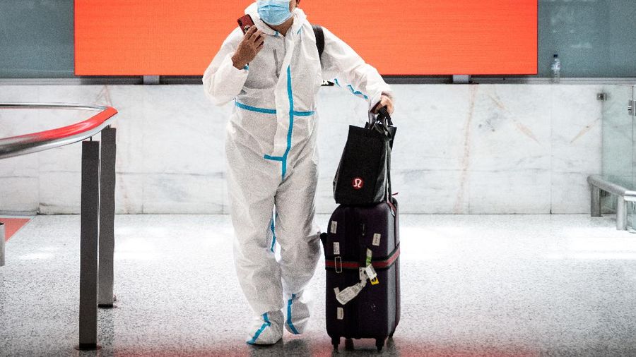 Warga mengunakan baju pelindung diri di bandara Australia. (via REUTERS/STRINGER)