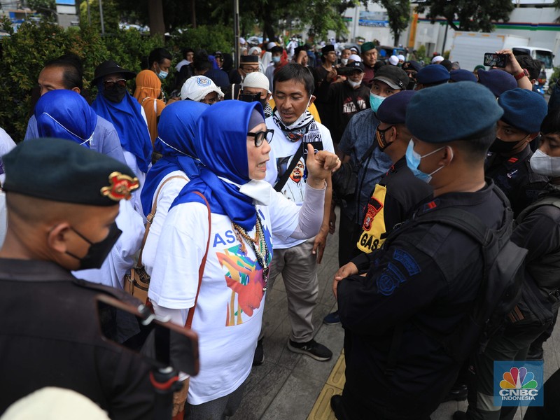 Aparat kepolisian membubarkan massa aksi Reuni 212 yang berkumpul di sepanjang jalan Thamrin, Jakarta Pusat, Kamis (2/12/2021). (CNBC Indonesia/Muhammad Sabki) Aparat kepolisian membubarkan massa aksi Reuni 212 yang berkumpul di sepanjang jalan Thamrin, Jakarta Pusat, Kamis (2/12/2021). (CNBC Indonesia/Muhammad Sabki)