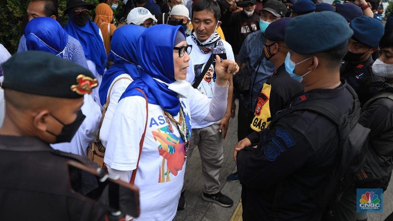 Aparat kepolisian membubarkan massa aksi Reuni 212 yang berkumpul di sepanjang jalan Thamrin, Jakarta Pusat, Kamis (2/12/2021). (CNBC Indonesia/Muhammad Sabki)