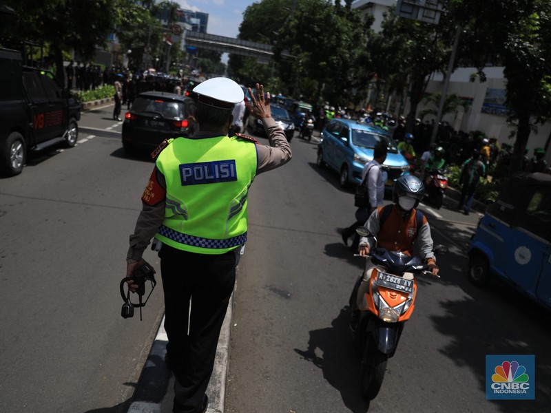 Aparat kepolisian membubarkan massa aksi Reuni 212 yang berkumpul di sepanjang jalan Thamrin, Jakarta Pusat, Kamis (2/12/2021). (CNBC Indonesia/Muhammad Sabki) Aparat kepolisian membubarkan massa aksi Reuni 212 yang berkumpul di sepanjang jalan Thamrin, Jakarta Pusat, Kamis (2/12/2021). (CNBC Indonesia/Muhammad Sabki)