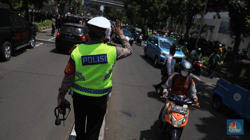 Aparat kepolisian membubarkan massa aksi Reuni 212 yang berkumpul di sepanjang jalan Thamrin, Jakarta Pusat, Kamis (2/12/2021). (CNBC Indonesia/Muhammad Sabki)