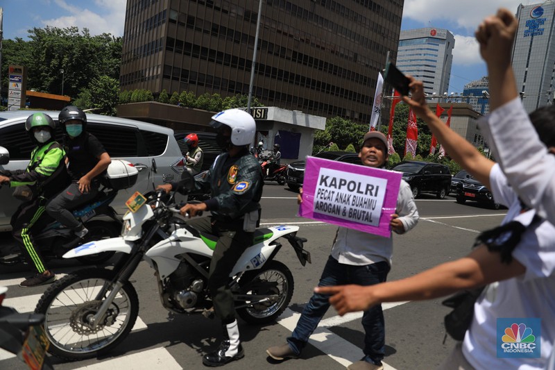 Aparat kepolisian membubarkan massa aksi Reuni 212 yang berkumpul di sepanjang jalan Thamrin, Jakarta Pusat, Kamis (2/12/2021). (CNBC Indonesia/Muhammad Sabki) Aparat kepolisian membubarkan massa aksi Reuni 212 yang berkumpul di sepanjang jalan Thamrin, Jakarta Pusat, Kamis (2/12/2021). (CNBC Indonesia/Muhammad Sabki)