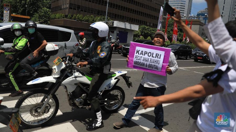 Aparat kepolisian membubarkan massa aksi Reuni 212 yang berkumpul di sepanjang jalan Thamrin, Jakarta Pusat, Kamis (2/12/2021). (CNBC Indonesia/Muhammad Sabki)