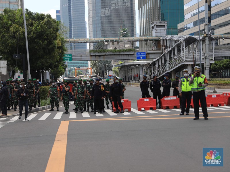 TNI-Polri Patroli cegah reuni 212. (CNBC Indonesia/Muhammad Sabk)