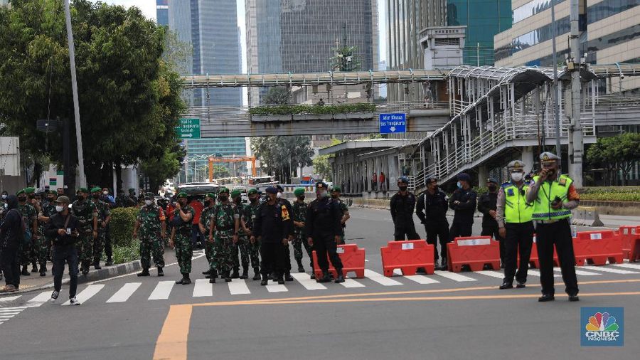 TNI-Polri Patroli cegah reuni 212. (CNBC Indonesia/Muhammad Sabk)