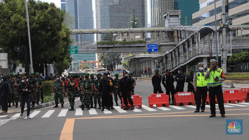 TNI-Polri Patroli cegah reuni 212. (CNBC Indonesia/Muhammad Sabk)