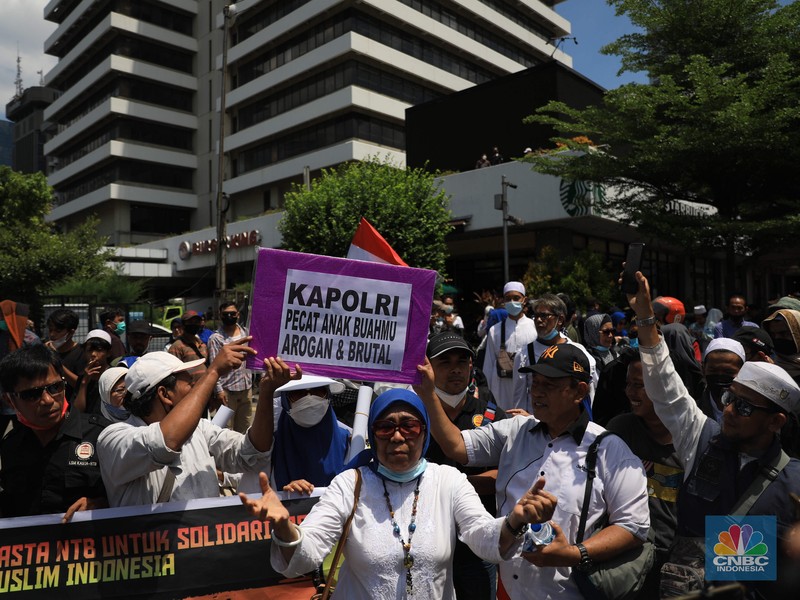 Aparat kepolisian membubarkan massa aksi Reuni 212 yang berkumpul di sepanjang jalan Thamrin, Jakarta Pusat, Kamis (2/12/2021). (CNBC Indonesia/Muhammad Sabki) Aparat kepolisian membubarkan massa aksi Reuni 212 yang berkumpul di sepanjang jalan Thamrin, Jakarta Pusat, Kamis (2/12/2021). (CNBC Indonesia/Muhammad Sabki)