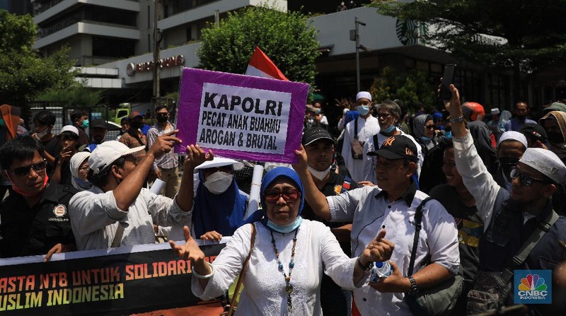 Aparat kepolisian membubarkan massa aksi Reuni 212 yang berkumpul di sepanjang jalan Thamrin, Jakarta Pusat, Kamis (2/12/2021). (CNBC Indonesia/Muhammad Sabki)