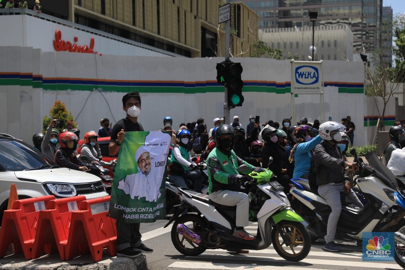 Aparat kepolisian membubarkan massa aksi Reuni 212 yang berkumpul di sepanjang jalan Thamrin, Jakarta Pusat, Kamis (2/12/2021). (CNBC Indonesia/Muhammad Sabki) Aparat kepolisian membubarkan massa aksi Reuni 212 yang berkumpul di sepanjang jalan Thamrin, Jakarta Pusat, Kamis (2/12/2021). (CNBC Indonesia/Muhammad Sabki)