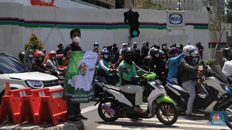 Aparat kepolisian membubarkan massa aksi Reuni 212 yang berkumpul di sepanjang jalan Thamrin, Jakarta Pusat, Kamis (2/12/2021). (CNBC Indonesia/Muhammad Sabki)