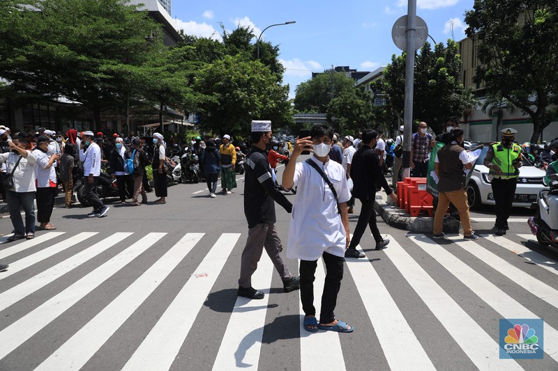 Aparat kepolisian membubarkan massa aksi Reuni 212 yang berkumpul di sepanjang jalan Thamrin, Jakarta Pusat, Kamis (2/12/2021). (CNBC Indonesia/Muhammad Sabki) Aparat kepolisian membubarkan massa aksi Reuni 212 yang berkumpul di sepanjang jalan Thamrin, Jakarta Pusat, Kamis (2/12/2021). (CNBC Indonesia/Muhammad Sabki)
