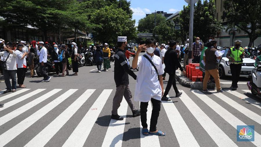 Aparat kepolisian membubarkan massa aksi Reuni 212 yang berkumpul di sepanjang jalan Thamrin, Jakarta Pusat, Kamis (2/12/2021). (CNBC Indonesia/Muhammad Sabki)