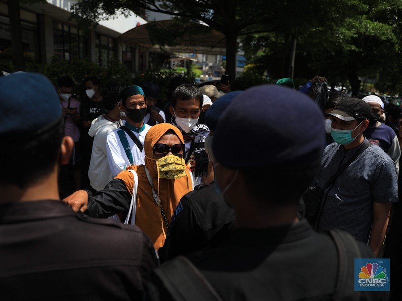 Aparat kepolisian membubarkan massa aksi Reuni 212 yang berkumpul di sepanjang jalan Thamrin, Jakarta Pusat, Kamis (2/12/2021). (CNBC Indonesia/Muhammad Sabki) Aparat kepolisian membubarkan massa aksi Reuni 212 yang berkumpul di sepanjang jalan Thamrin, Jakarta Pusat, Kamis (2/12/2021). (CNBC Indonesia/Muhammad Sabki)