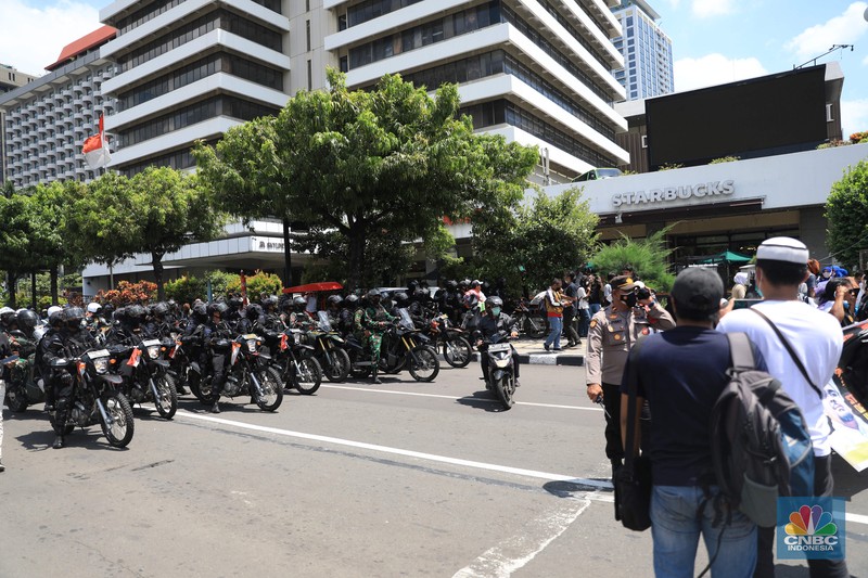 Aparat kepolisian membubarkan massa aksi Reuni 212 yang berkumpul di sepanjang jalan Thamrin, Jakarta Pusat, Kamis (2/12/2021). (CNBC Indonesia/Muhammad Sabki) Aparat kepolisian membubarkan massa aksi Reuni 212 yang berkumpul di sepanjang jalan Thamrin, Jakarta Pusat, Kamis (2/12/2021). (CNBC Indonesia/Muhammad Sabki)