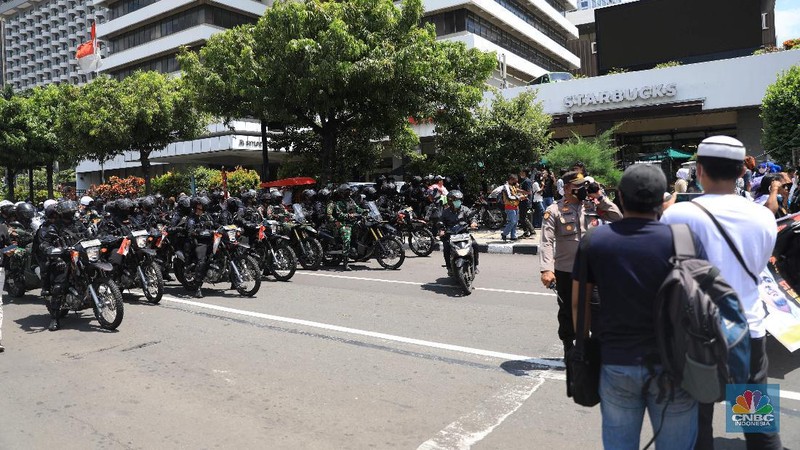 Aparat kepolisian membubarkan massa aksi Reuni 212 yang berkumpul di sepanjang jalan Thamrin, Jakarta Pusat, Kamis (2/12/2021). (CNBC Indonesia/Muhammad Sabki)