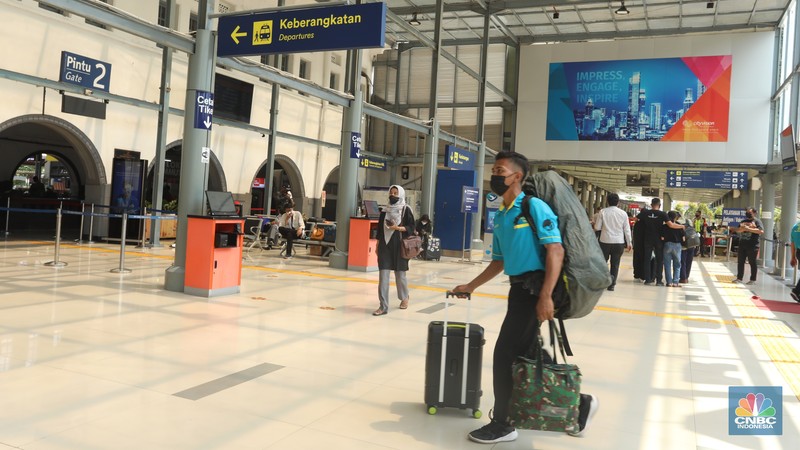 Buruh angkut barang (CNBC Indonesia/Andrean Kristianto)
