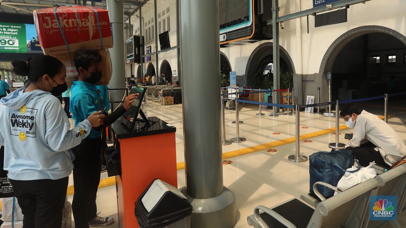 Buruh angkut barang (CNBC Indonesia/Andrean Kristianto) Buruh angkut barang (CNBC Indonesia/Andrean Kristianto)