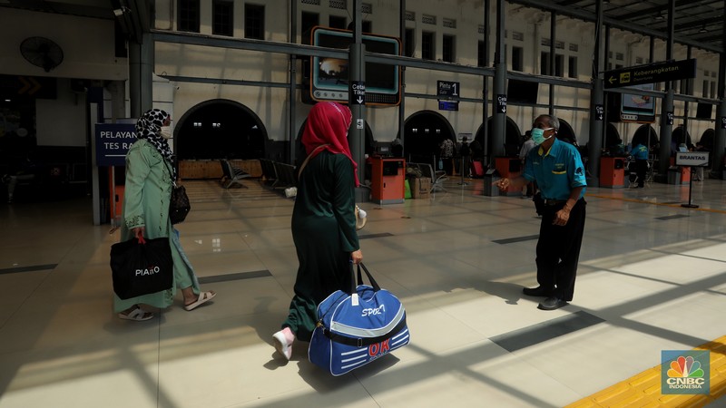 Buruh angkut barang (CNBC Indonesia/Andrean Kristianto) Buruh angkut barang (CNBC Indonesia/Andrean Kristianto)