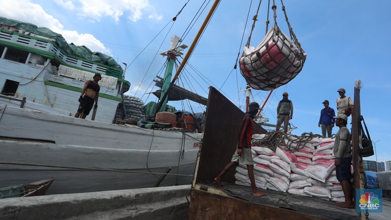 Buruh angkut barang (CNBC Indonesia/Andrean Kristianto)