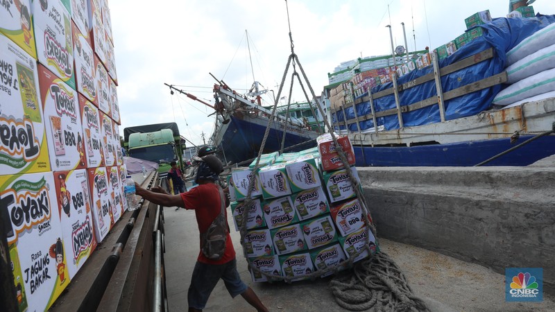 Buruh angkut barang (CNBC Indonesia/Andrean Kristianto) Buruh angkut barang (CNBC Indonesia/Andrean Kristianto)