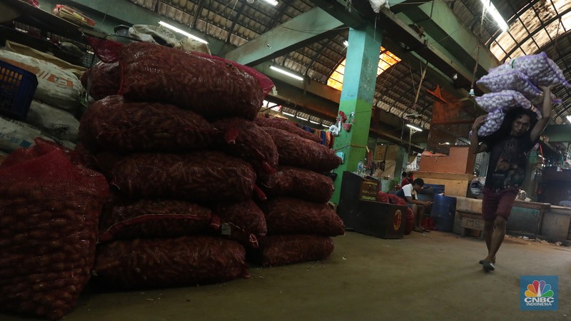 Buruh angkut barang (CNBC Indonesia/Andrean Kristianto) Buruh angkut barang (CNBC Indonesia/Andrean Kristianto)