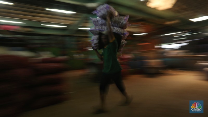 Buruh angkut barang (CNBC Indonesia/Andrean Kristianto) Buruh angkut barang (CNBC Indonesia/Andrean Kristianto)