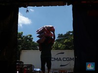 Potret Para Kuli Panggul Bertahan di Tengah Himpitan Pandemi