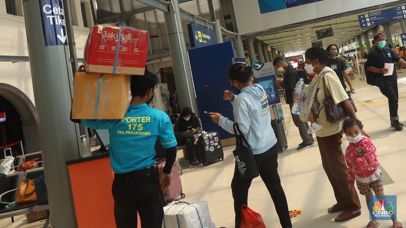 Buruh angkut barang (CNBC Indonesia/Andrean Kristianto)