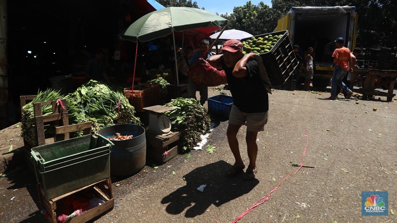 Buruh angkut barang (CNBC Indonesia/Andrean Kristianto) Buruh angkut barang (CNBC Indonesia/Andrean Kristianto)