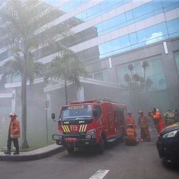 Aksi Menegangkan Penyelamatan Korban Gedung Cyber Terbakar