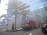 Aksi Menegangkan Penyelamatan Korban Gedung Cyber Terbakar