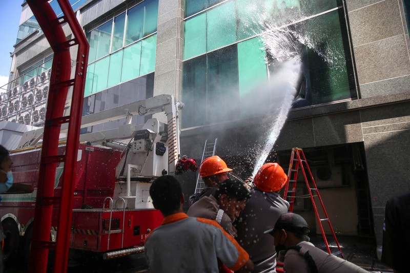 Kebakaran Gedung Cyber 1 Mampang. (Detikcom/Grandyos Zafna)
